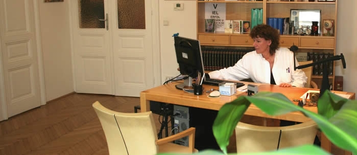 Frau Dr. Huber-Spitzy im Untersuchungszimmer